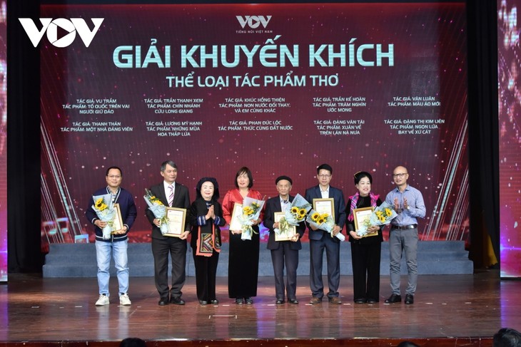 40 tác phẩm đoạt giải cuộc vận động sáng tác “Với Đảng vẹn toàn niềm tin yêu“ - ảnh 9