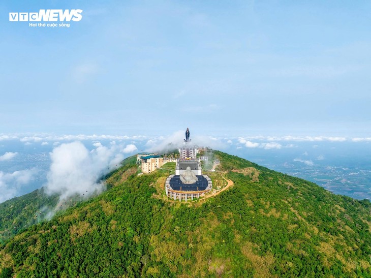 Ngắm núi Bà Đen hùng vĩ, huyền ảo từ trên cao - ảnh 16