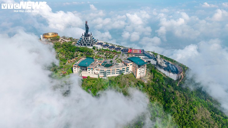 Ngắm núi Bà Đen hùng vĩ, huyền ảo từ trên cao - ảnh 3