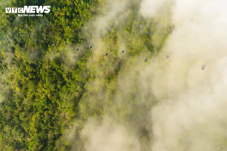 Ngắm núi Bà Đen hùng vĩ, huyền ảo từ trên cao - ảnh 9