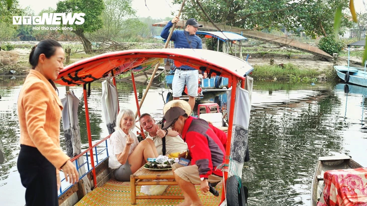 Làng du lịch nổi tiếng Huế gửi thông điệp bảo vệ môi trường vào tranh bích hoạ - ảnh 7