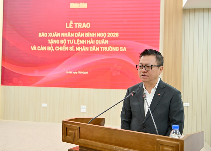 5.000 tờ báo Xuân Nhân Dân được trao tặng cho cán bộ, chiến sĩ Hải quân và nhân dân Trường Sa - ảnh 2