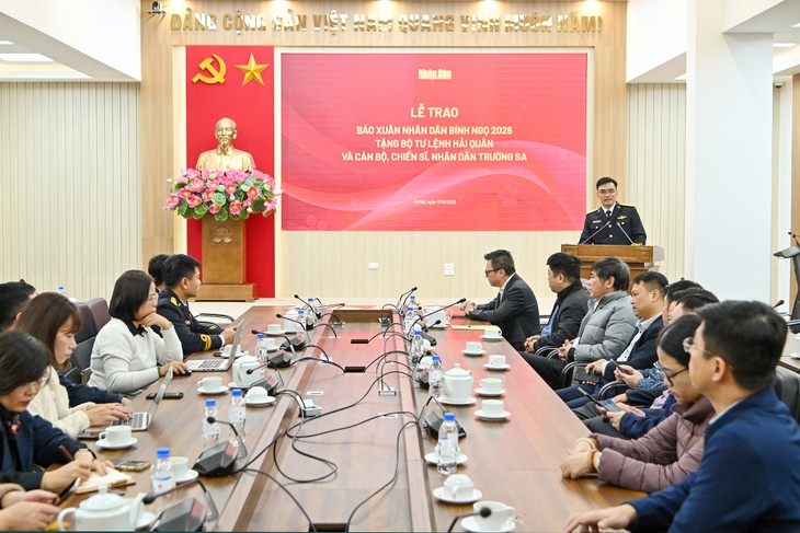 5.000 tờ báo Xuân Nhân Dân được trao tặng cho cán bộ, chiến sĩ Hải quân và nhân dân Trường Sa - ảnh 5