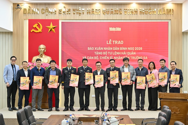 5.000 tờ báo Xuân Nhân Dân được trao tặng cho cán bộ, chiến sĩ Hải quân và nhân dân Trường Sa - ảnh 6