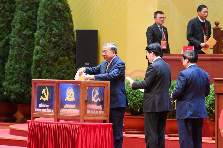 Các đại biểu bỏ phiếu bầu Ban Chấp hành Trung ương Đảng khóa XIV - ảnh 2