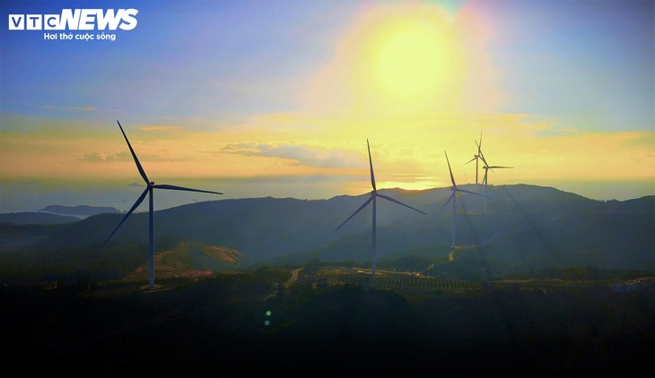 Ngắm những cánh đồng điện gió đem “lợi đơn lợi kép” cho Gia Lai - ảnh 12