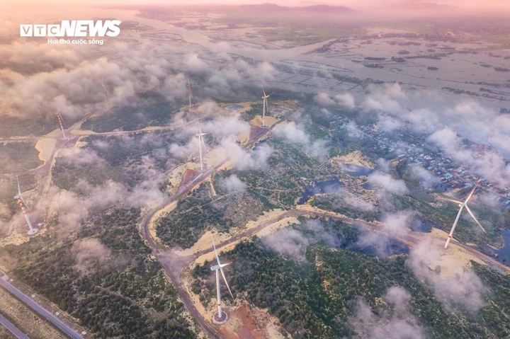 Ngắm những cánh đồng điện gió đem “lợi đơn lợi kép” cho Gia Lai - ảnh 1