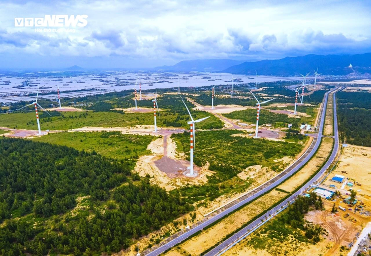 Ngắm những cánh đồng điện gió đem “lợi đơn lợi kép” cho Gia Lai - ảnh 4