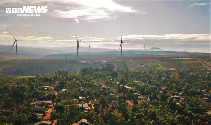 Ngắm những cánh đồng điện gió đem “lợi đơn lợi kép” cho Gia Lai - ảnh 8