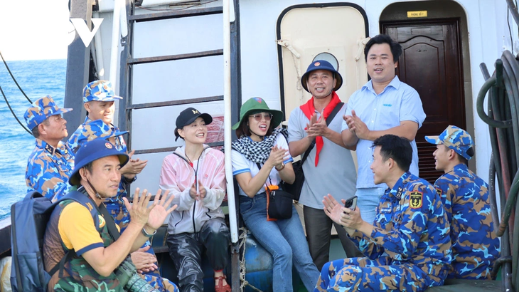 Hải trình mang mùa Xuân đến các nhà giàn DK1 - ảnh 10