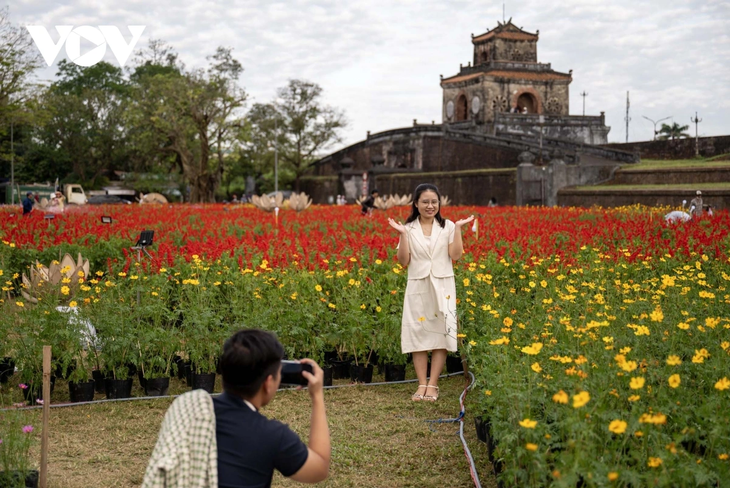 Check-in khu vườn tạo hình hoa sen khổng lồ tại Huế - ảnh 12