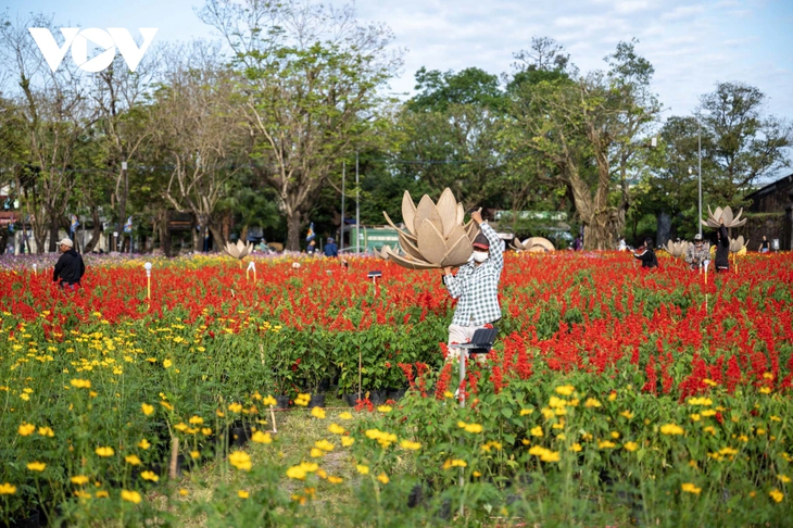 Check-in khu vườn tạo hình hoa sen khổng lồ tại Huế - ảnh 3