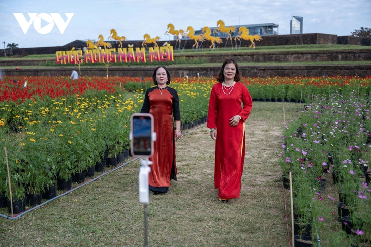 Check-in khu vườn tạo hình hoa sen khổng lồ tại Huế - ảnh 5