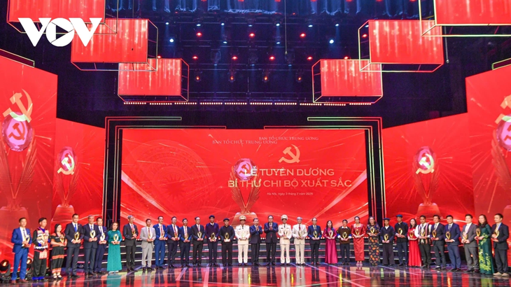 Toàn cảnh Lễ tuyên dương Bí thư chi bộ xuất sắc và trao giải Búa liềm Vàng - ảnh 2