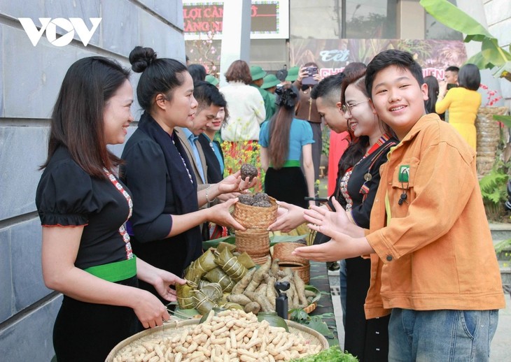 Du khách hào hứng trải nghiệm không gian “Tết chiến sĩ Điện Biên - Xuân 1954” - ảnh 10