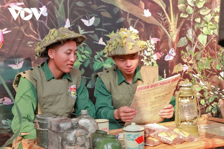 Du khách hào hứng trải nghiệm không gian “Tết chiến sĩ Điện Biên - Xuân 1954” - ảnh 11