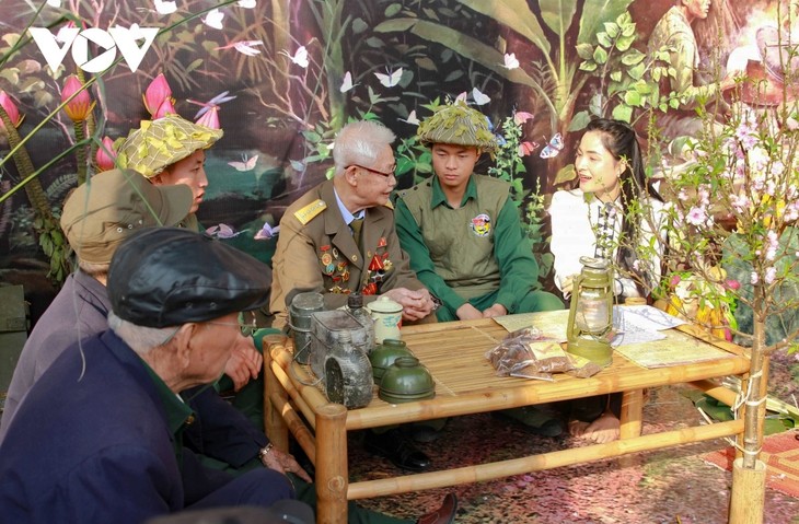 Du khách hào hứng trải nghiệm không gian “Tết chiến sĩ Điện Biên - Xuân 1954” - ảnh 12