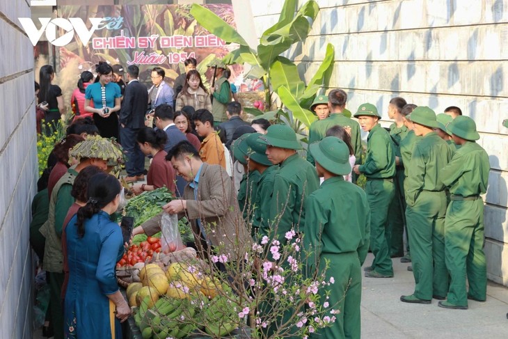 Du khách hào hứng trải nghiệm không gian “Tết chiến sĩ Điện Biên - Xuân 1954” - ảnh 2