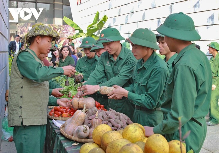 Du khách hào hứng trải nghiệm không gian “Tết chiến sĩ Điện Biên - Xuân 1954” - ảnh 3
