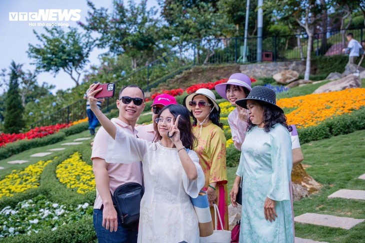 Đầu năm lên núi Bà Đen check-in với vườn hoa tulip rực sắc - ảnh 9