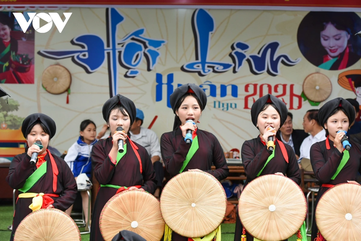 Biển người tấp nập trẩy hội Lim, “chìm đắm” trong làn điệu dân ca Quan họ - ảnh 10