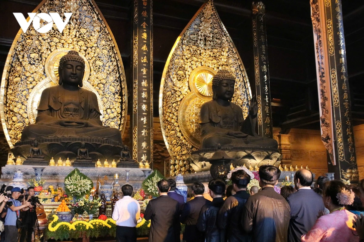 Tam Chúc tấp nập khách du xuân trong ngày nắng đẹp - ảnh 11