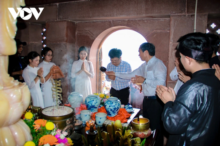 Tam Chúc tấp nập khách du xuân trong ngày nắng đẹp - ảnh 12