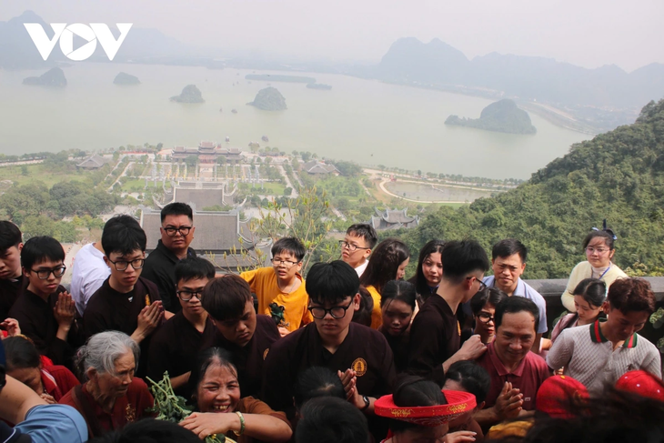 Tam Chúc tấp nập khách du xuân trong ngày nắng đẹp - ảnh 13