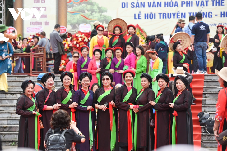 Biển người tấp nập trẩy hội Lim, “chìm đắm” trong làn điệu dân ca Quan họ - ảnh 14