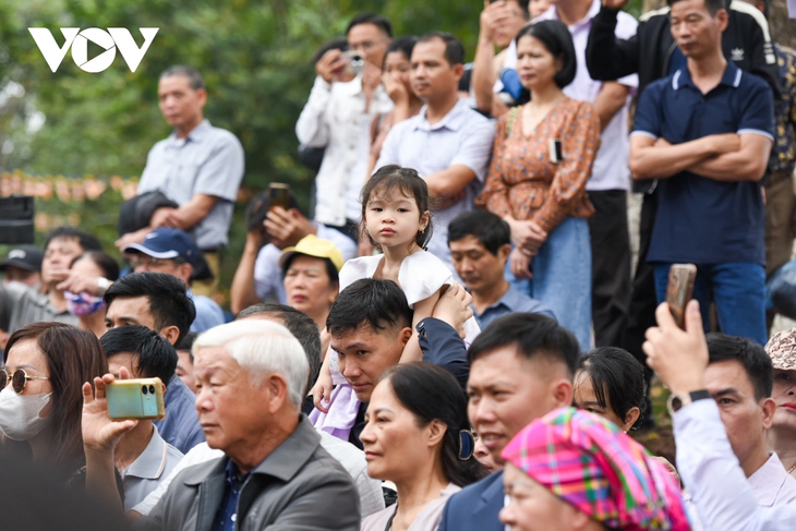 Biển người tấp nập trẩy hội Lim, “chìm đắm” trong làn điệu dân ca Quan họ - ảnh 15