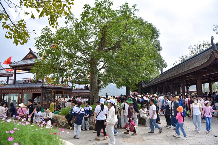 Tam Chúc tấp nập khách du xuân trong ngày nắng đẹp - ảnh 16