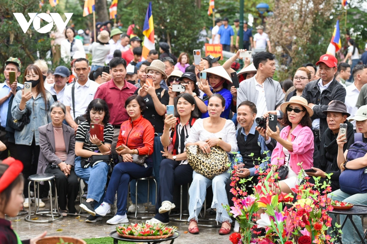 Biển người tấp nập trẩy hội Lim, “chìm đắm” trong làn điệu dân ca Quan họ - ảnh 16