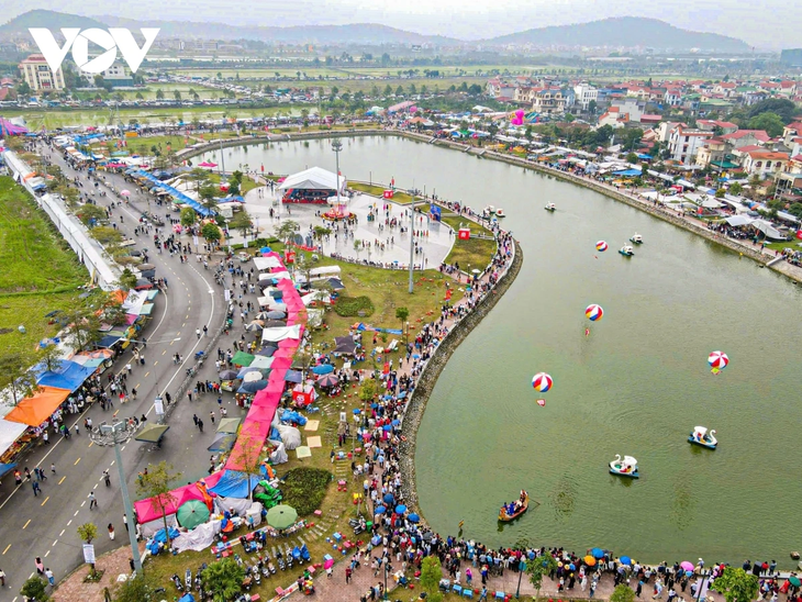 Biển người tấp nập trẩy hội Lim, “chìm đắm” trong làn điệu dân ca Quan họ - ảnh 17