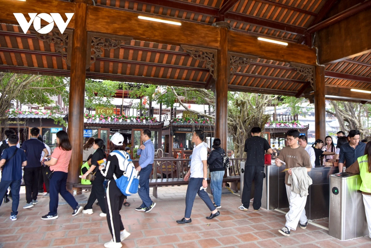 Tam Chúc tấp nập khách du xuân trong ngày nắng đẹp - ảnh 17