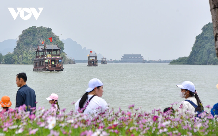Tam Chúc tấp nập khách du xuân trong ngày nắng đẹp - ảnh 19