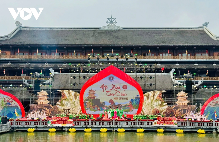 Tam Chúc tấp nập khách du xuân trong ngày nắng đẹp - ảnh 1