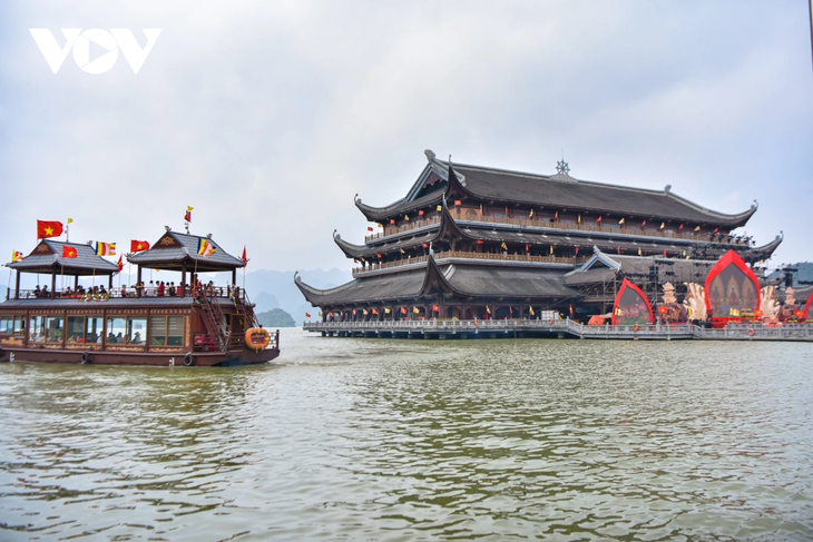 Tam Chúc tấp nập khách du xuân trong ngày nắng đẹp - ảnh 21