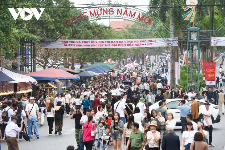 Biển người tấp nập trẩy hội Lim, “chìm đắm” trong làn điệu dân ca Quan họ - ảnh 2