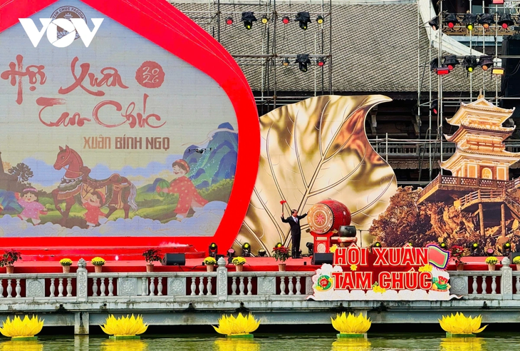 Tam Chúc tấp nập khách du xuân trong ngày nắng đẹp - ảnh 3