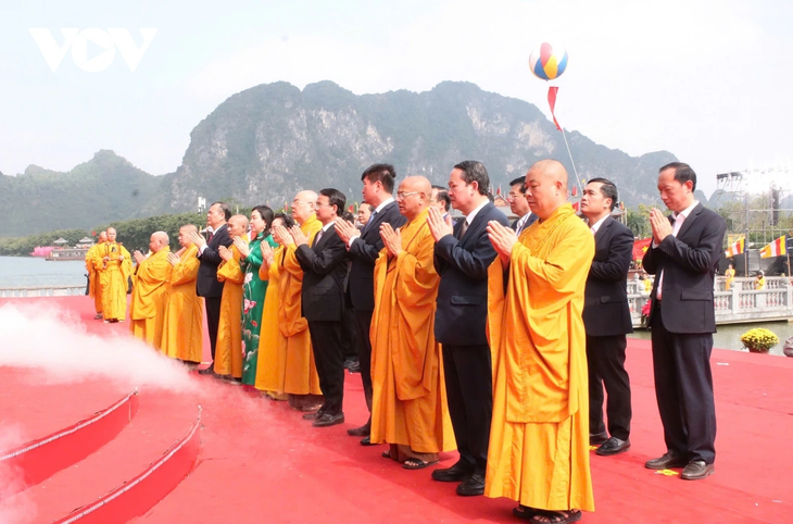 Tam Chúc tấp nập khách du xuân trong ngày nắng đẹp - ảnh 4