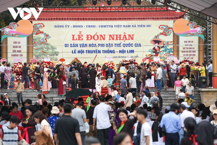 Biển người tấp nập trẩy hội Lim, “chìm đắm” trong làn điệu dân ca Quan họ - ảnh 5