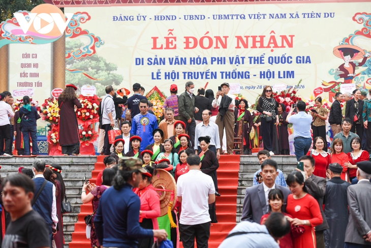 Biển người tấp nập trẩy hội Lim, “chìm đắm” trong làn điệu dân ca Quan họ - ảnh 6