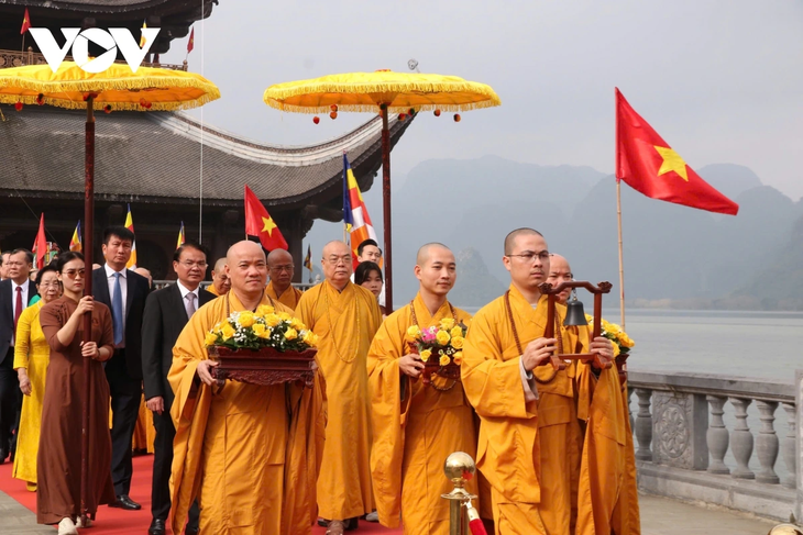 Tam Chúc tấp nập khách du xuân trong ngày nắng đẹp - ảnh 6