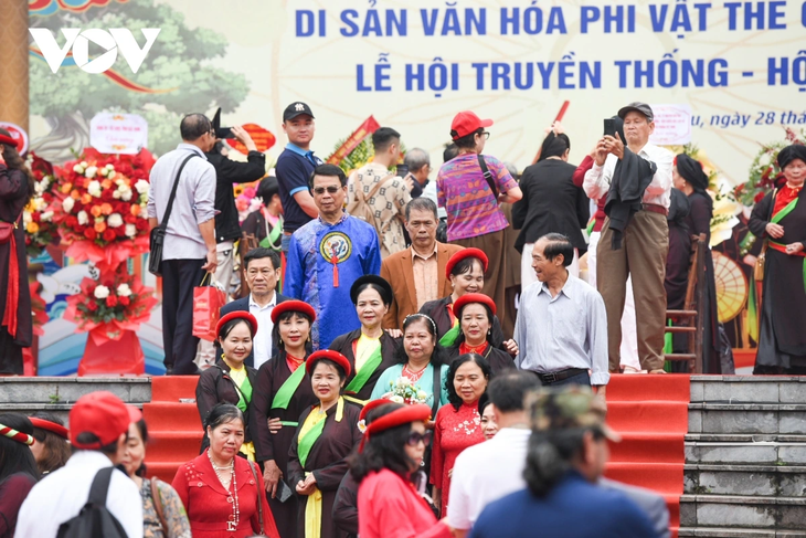 Biển người tấp nập trẩy hội Lim, “chìm đắm” trong làn điệu dân ca Quan họ - ảnh 7