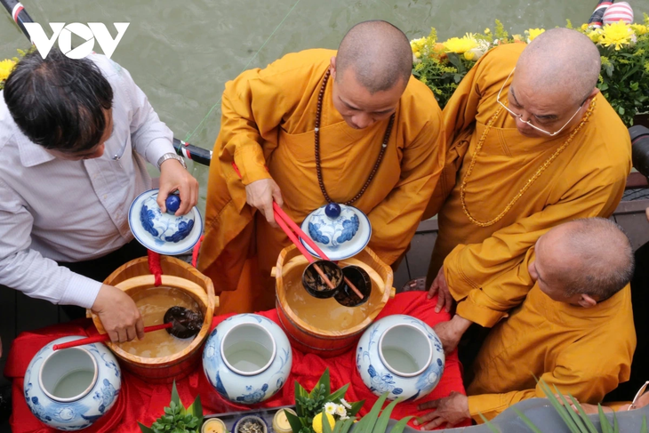 Tam Chúc tấp nập khách du xuân trong ngày nắng đẹp - ảnh 8