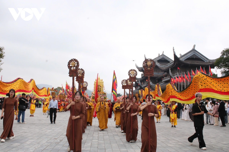 Tam Chúc tấp nập khách du xuân trong ngày nắng đẹp - ảnh 9