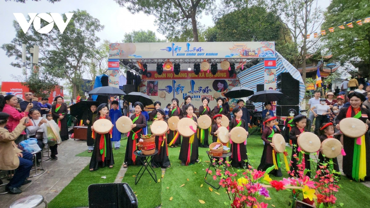 Biển người tấp nập trẩy hội Lim, “chìm đắm” trong làn điệu dân ca Quan họ - ảnh 9