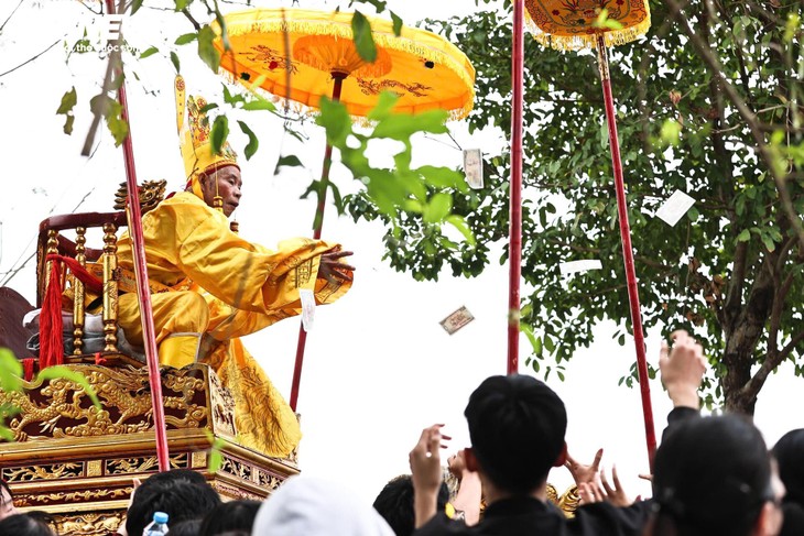 Độc đáo nghi lễ rước 'vua, chúa sống' tại lễ hội Đền Sái - ảnh 11