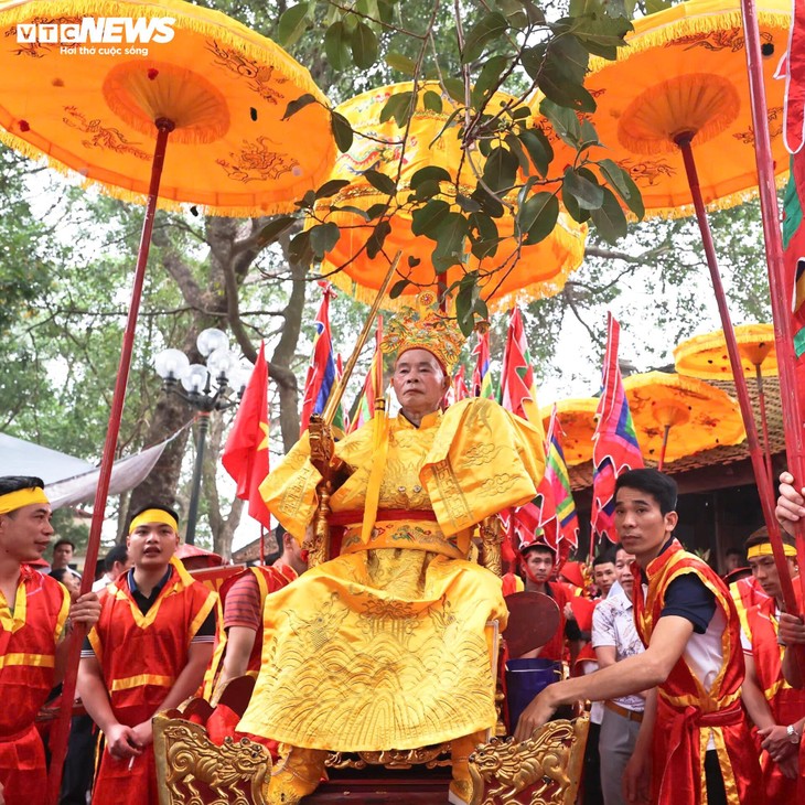 Độc đáo nghi lễ rước 'vua, chúa sống' tại lễ hội Đền Sái - ảnh 5