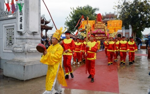 꽝닌 성 싸딱 사원 축제, 수천 명의 관광객 유치 - ảnh 1